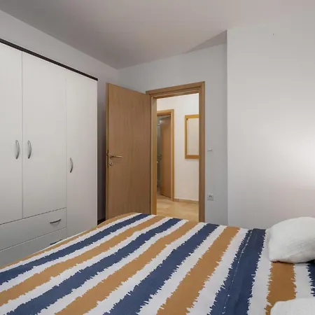 Apartment Beach Front Apartment In Omisalj With Wifi *