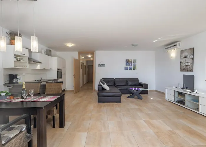 2 Bedroom Lovely In * オミサリ