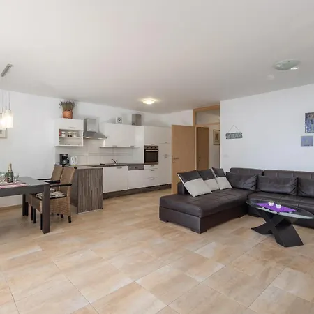 2 Bedroom Lovely In Apartament *