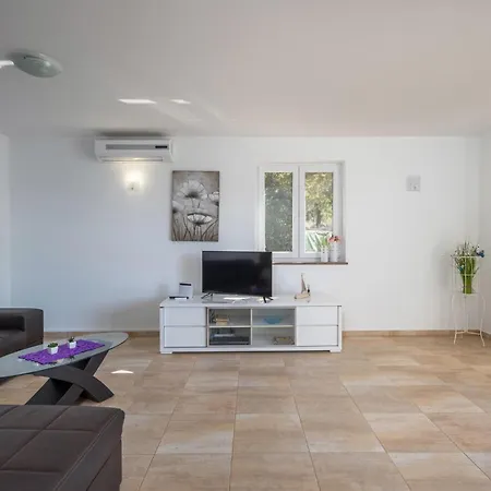 2 Bedroom Lovely Apartment In Omisalj Apartman Omisalj