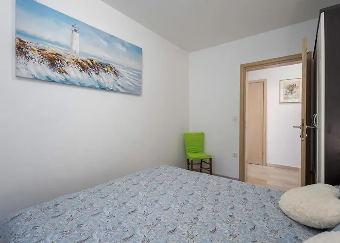 2 Bedroom Lovely In Omišalj