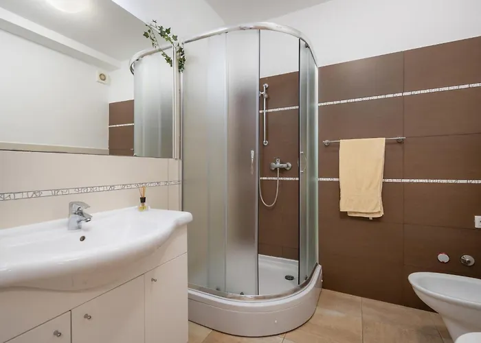 2 Bedroom Lovely In