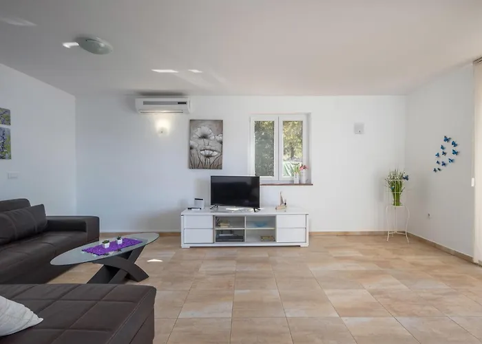 2 Bedroom Lovely In Apartament Omišalj