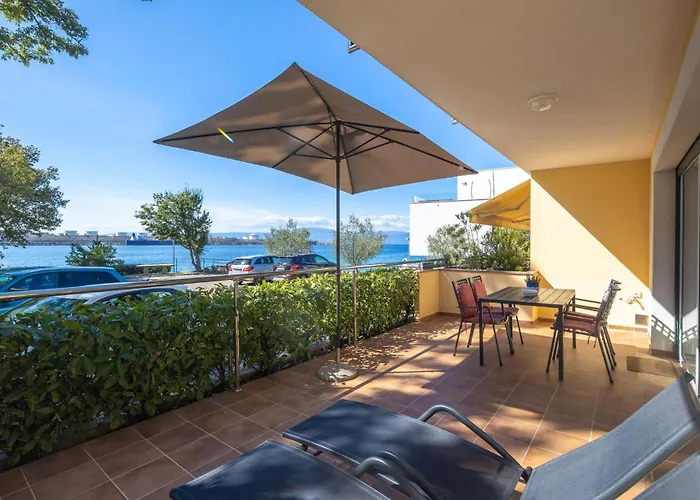 2 Bedroom Lovely In Apartament Omišalj